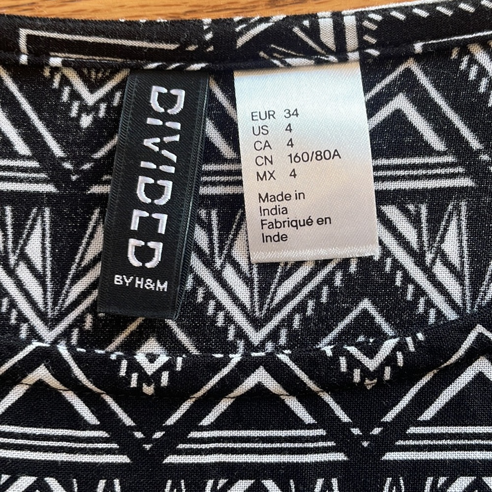 H&M Divided dress w/ pockets - Picture 2 of 4